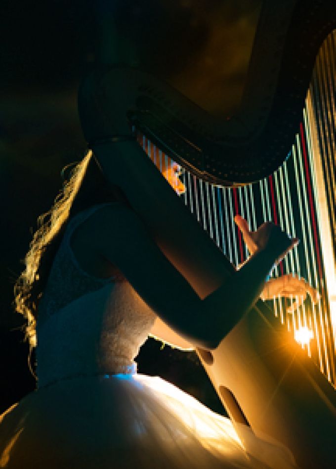 Арфа при свечах