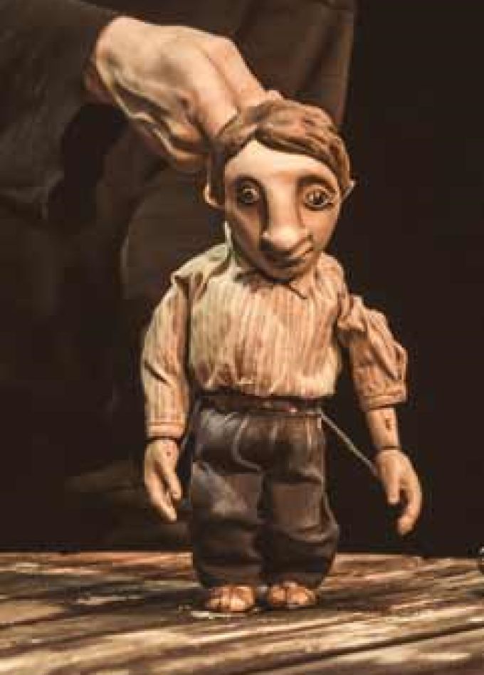 Жена мужа в Париж провожала