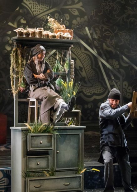 С неба упали три яблока