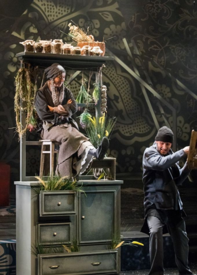 С неба упали три яблока