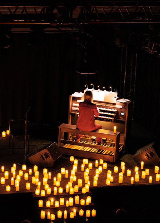 Орган и дудук при свечах