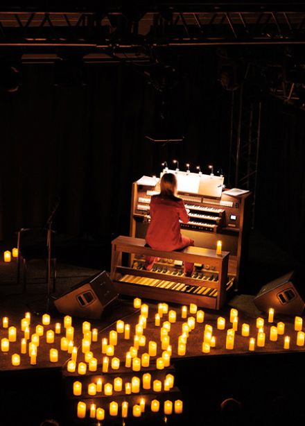 Орган и дудук при свечах