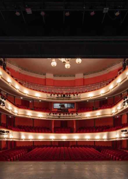 Детская экскурсия по исторической сцене Театра Маяковского